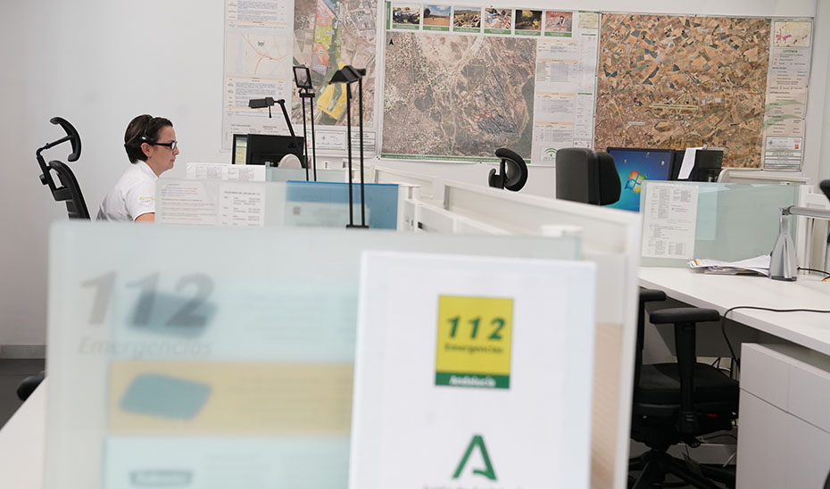Gestora en una de las salas de coordinación del 112 en Andalucía.